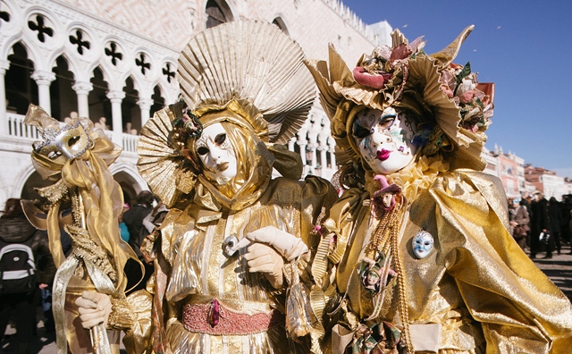  Maske    - Page 11 Carnevale-%E2%80%94-Venice-Italy-crowd