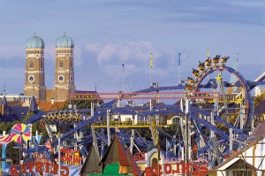 Nr. 934 Frauenkirche und Muenchner Oktoberfest Foto B. Roemmelt