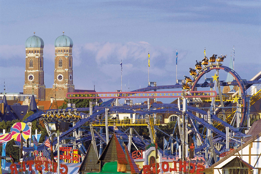 Nr. 934 Frauenkirche und Muenchner Oktoberfest Foto B. Roemmelt